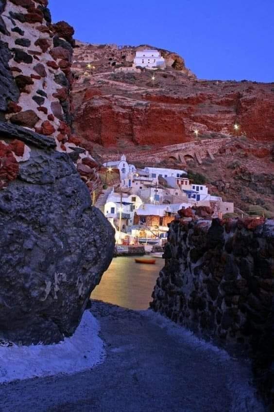 Santorini Pleasure Studios Fira  Exterior foto