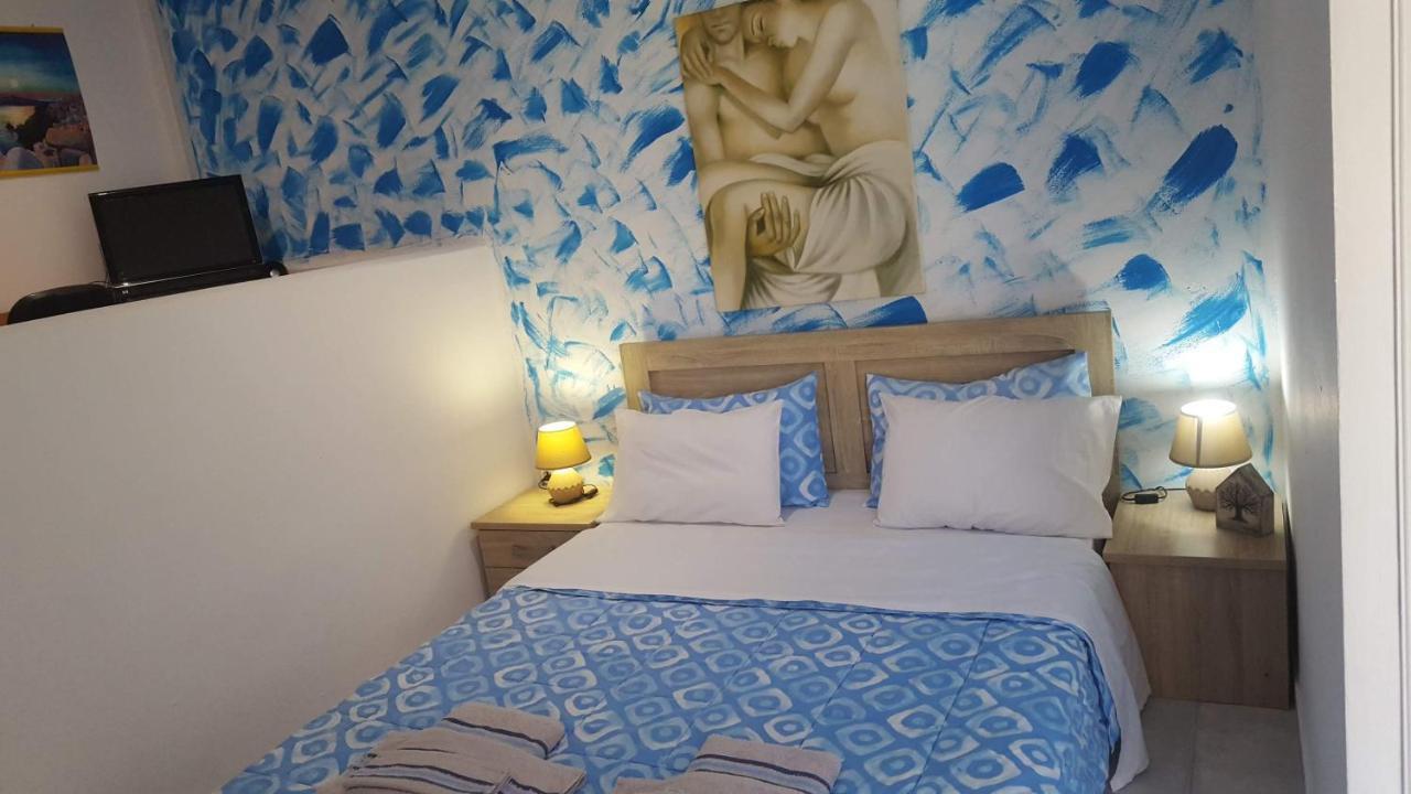 Santorini Pleasure Studios Fira  Exterior foto